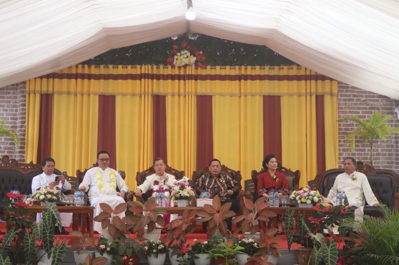 Wali Kota Tomohon bersama Uskup dan para Pastor dalam perayaan syukur peresmian Paroki Trinitas Mahakudus Paslaten, Minggu (19/2/2023). (foto pemkot tomohon)