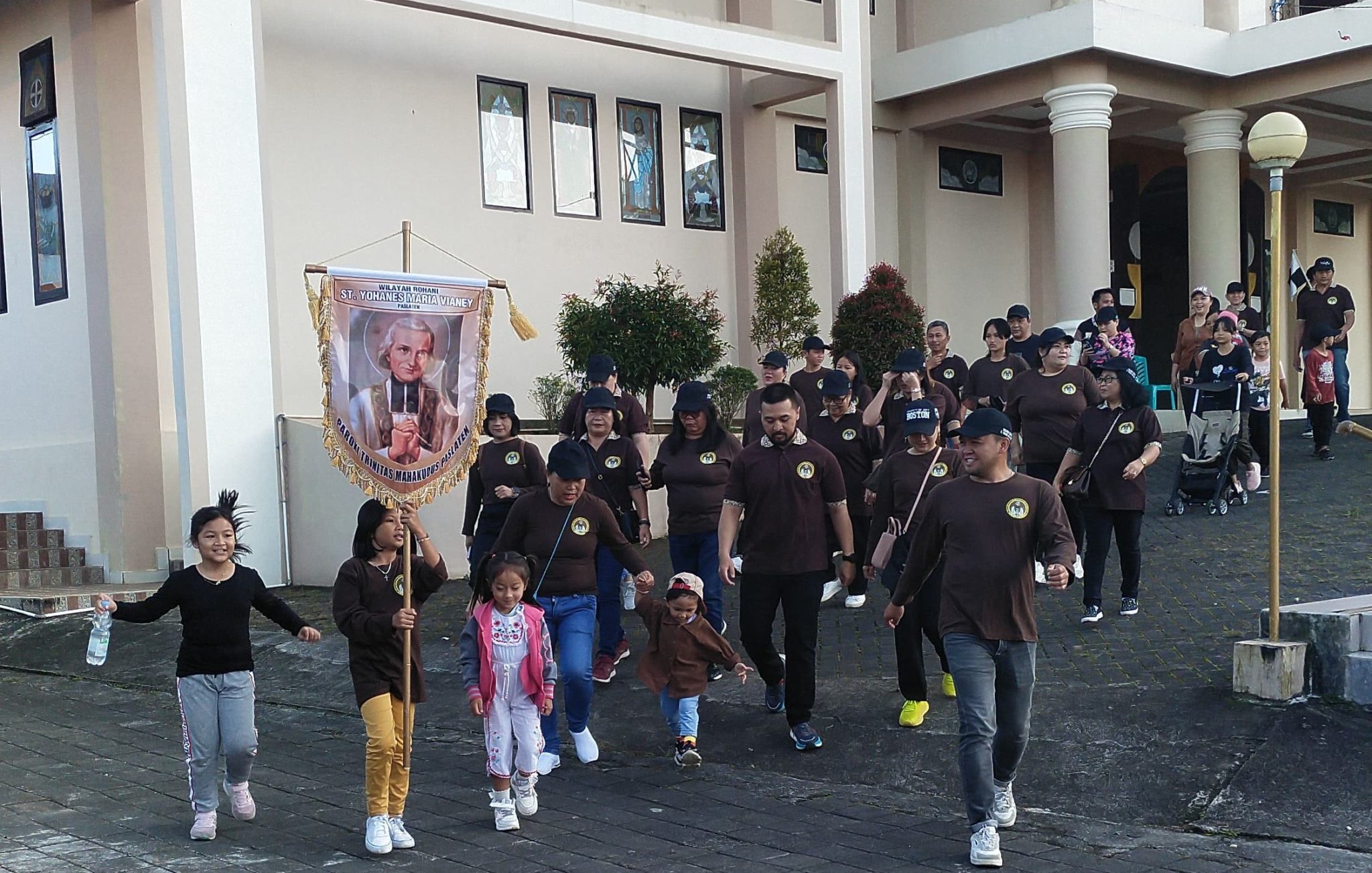 Sampul: Jalan Sehat Umat Paroki Trinitas Mahakudus Paslaten Buka Rangkaian Perayaan Pesta Pelindung Tahun 2025