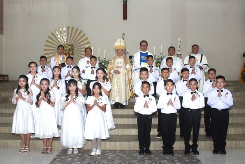 Sampul: Beri Komuni Pertama Bagi 22 Anak di Paroki Trinitas Mahakus Paslaten, Uskup Manado: Jangan Malu Membuat Tanda Salib