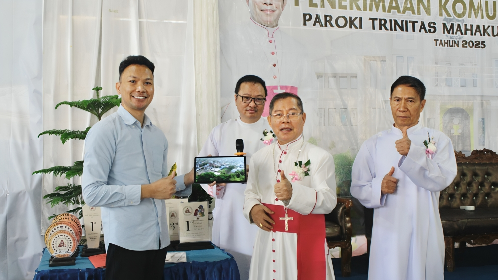 Sampul: Uskup Manado Launching Aplikasi Data Umat dan Website Paroki Trinitas Mahakudus Paslaten